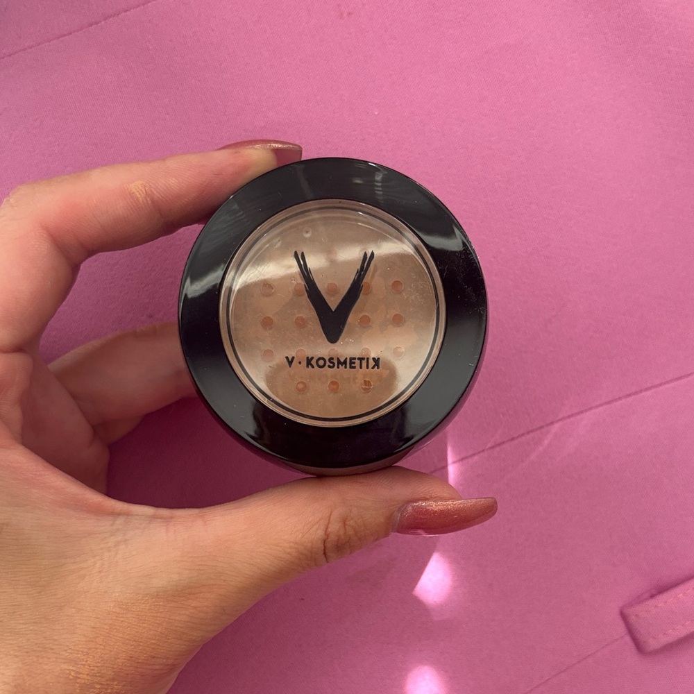 V Kosmetik Loose Powder in Cool/Neutral - NWT